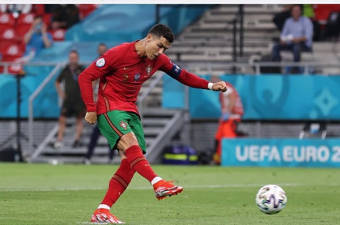 Megabintang Portugal, Cristiano Ronaldo, mengeksekusi penalti ke gawang Prancis pada fase grup EURO 2020.