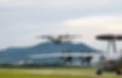 Pesawat peringatan dini udara (AEW) KJ-500 yang dipasang di resimen penerbangan angkatan laut di bawah Komando Teater Selatan PLA melakukan taksi di landasan pacu sebelum lepas landas selama latihan penerbangan sepanjang waktu pada 19 Agustus 2020. 