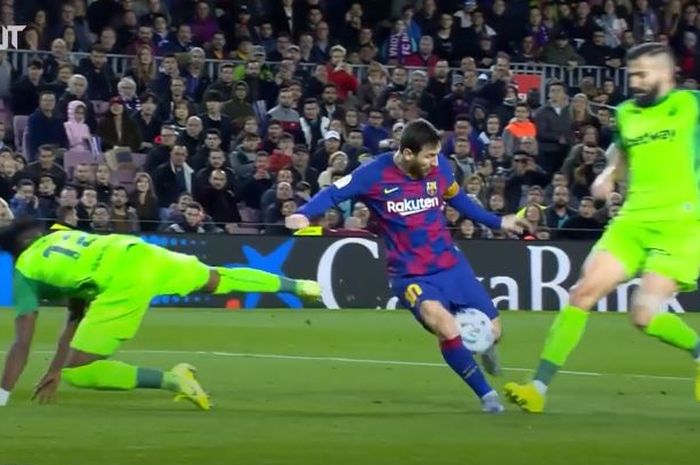 Aksi Lionel Messi saat proses mencetak gol dalam partai Copa del Rey Barcelona vs Leganes di Camp Nou, 30 Januari 2020.