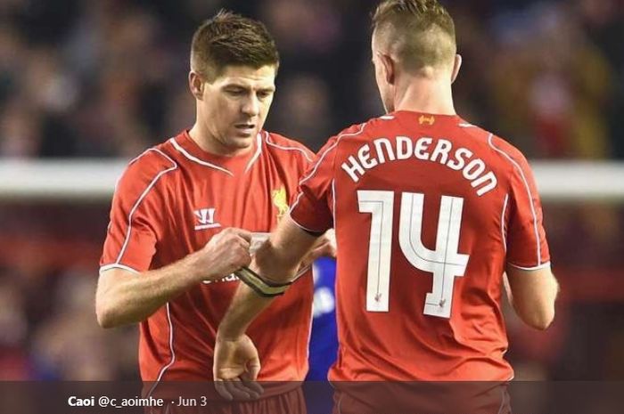 Steven Gerrard dan Jordan Henderson dalam sebuah pertandingan di Liverpool.