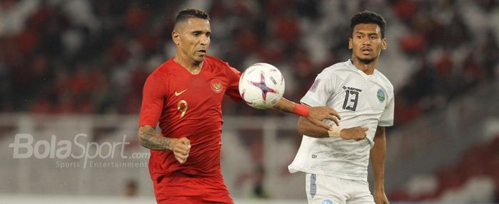  Penyerang timnas Indonesia, Alberto Goncalves dijaga ketat pemain timnas Timor Leste, Gumario Morei