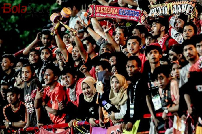  The Jakmania mendukung Persija Jakarta melawan Persib Bandung di Stadion PTIK, Jakarta, Sabtu (30/6