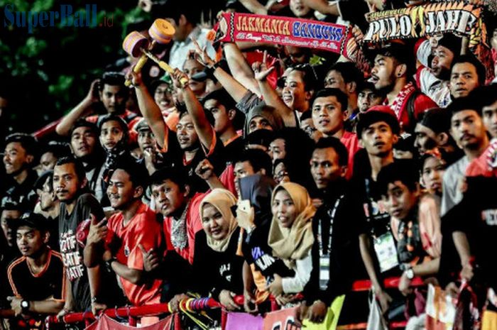  The Jakmania mendukung Persija Jakarta melawan Persib Bandung di Stadion PTIK, Jakarta, Sabtu (30/6