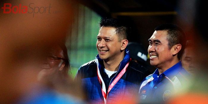 CEO Arema Cronus, Iwan Budianto (kiri), bersama Walikota Malang, Mochamad Anton, menyaksikan timnya 