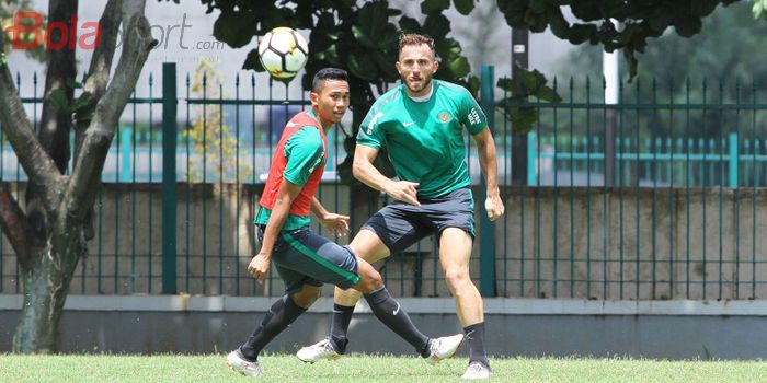 Duel sesama pemain Bali United, Ilija Spasojevic (kanan) dan Ricky Fajrin (kiri), dalam rangkaian training camp (TC) timnas U-23 Indonesia di Lapangan B, kompleks Gelora Bung Karno (GBK), Senayan, Jakarta Pusat, Selasa (20/2/2018).