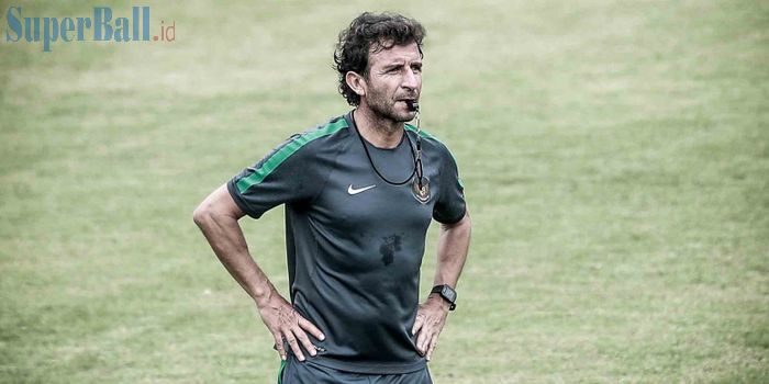 Luis Milla saat memimpin latihan timnas Indonesia.