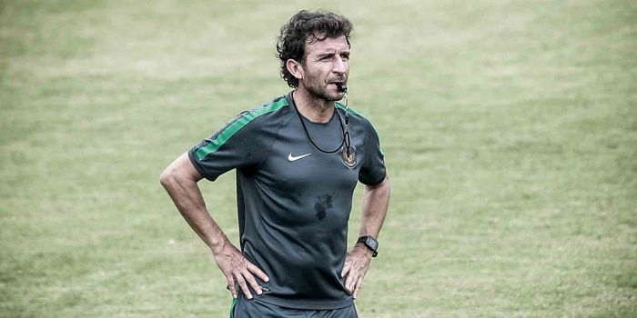 Luis Milla saat memimpin latihan timnas Indonesia.