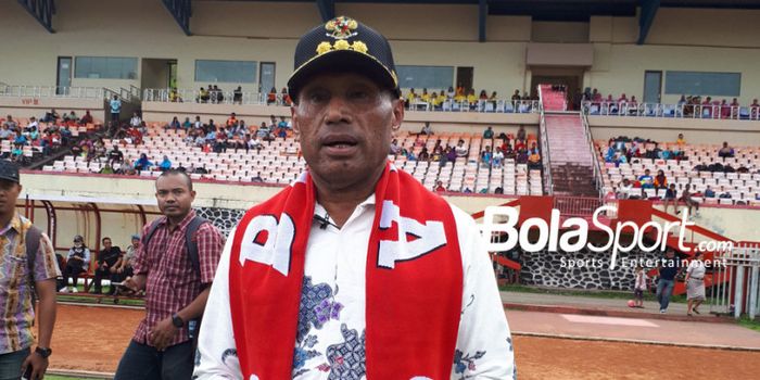Walikota Jayapura, Benhur Tomi Mano, saat menghadiri Bhayangkara Papua Football Festival di Stadion 