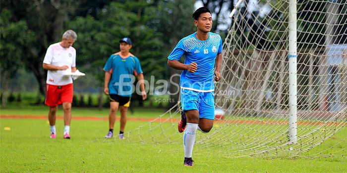 Striker muda Persela Lamongan, Ahmad Nur Hardianto, saat berlatih dengan tim Arema FC di Lapangan Di