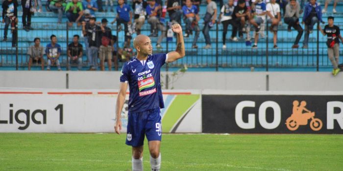 Striker asing PSIS Semarang, Bruno Silva, setelah laga melawan Perseru Serui di Stadion Moch Soebrot