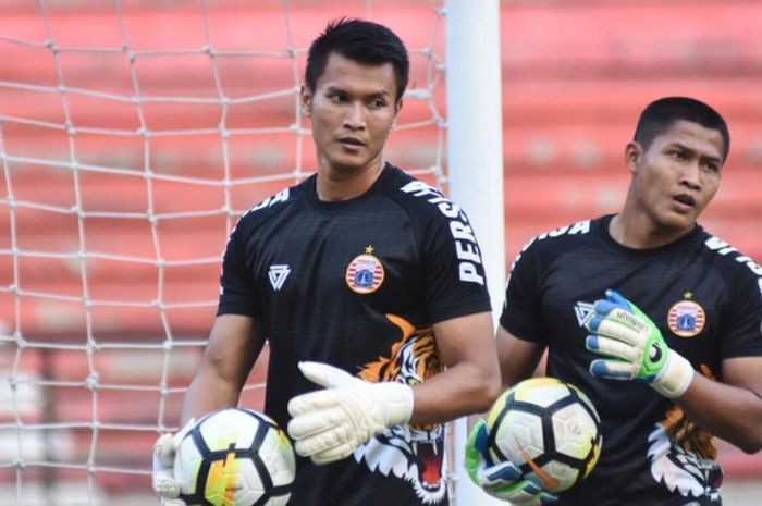  Dua kiper pelapis Persija Jakarta, Shahar Ginanjar dan Daryono saat menjalani latihan di Stadion Ge