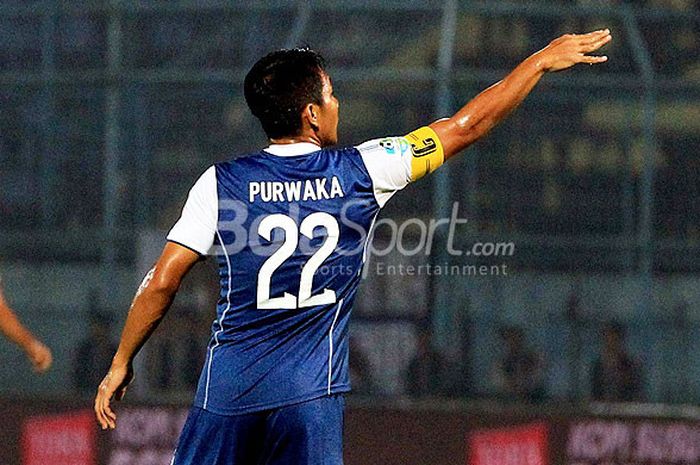 Kapten tim Arema FC, Purwaka Yudhi, memberi instruksi kepada rekan setimnya saat melawan Bhayangkar