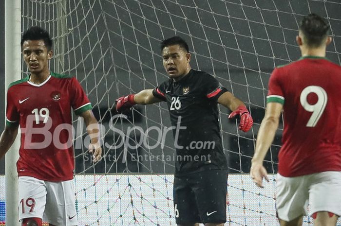 Kiper timnas Indonesia Andritany Ardhiyasa (tengah) dalam laga perahabatan melawan Timnas U-23.