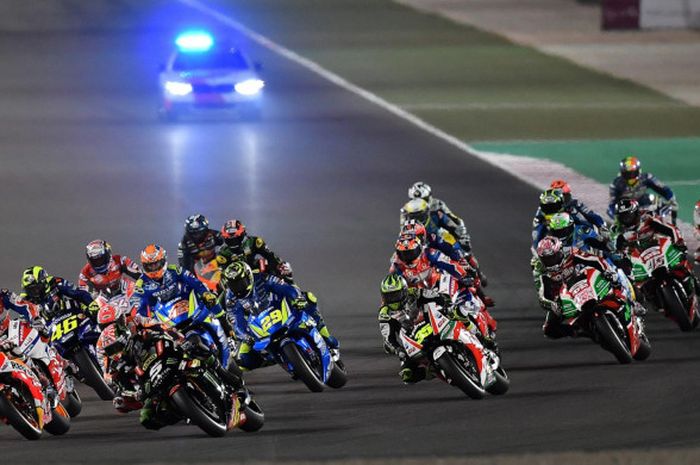  Suasana saat berlangsungnya balapan seri pertama MotoGP Qatar di Sirkuit Losail, Doha, Qatar.