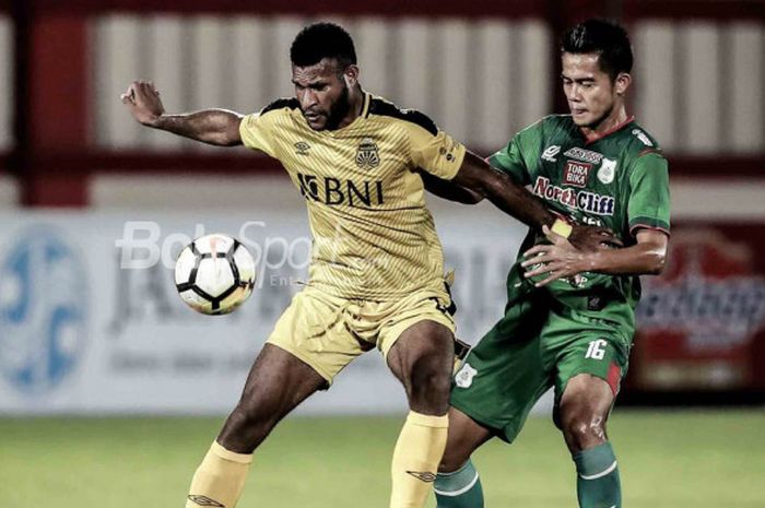 Striker Bhayangkara FC, Marinus Wanewar, dan bek PSMS Medan, M Roby, berduel pada laga kontra PSMS M