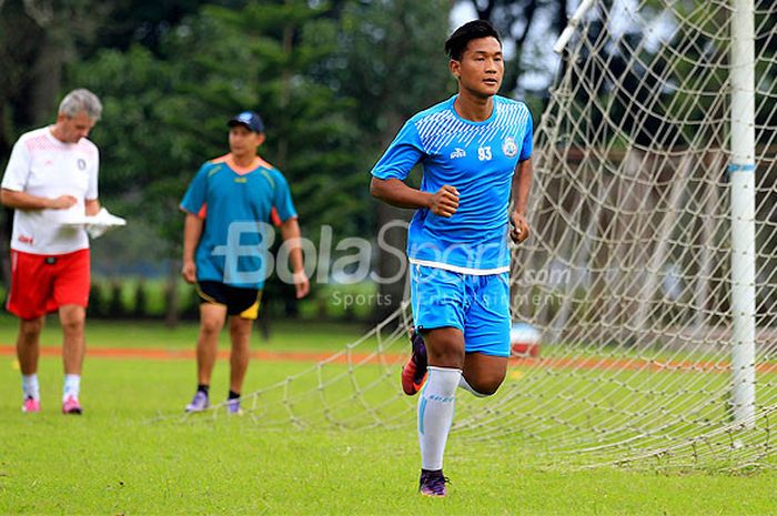 Striker muda Persela Lamongan, Ahmad Nur Hardianto, saat berlatih dengan tim Arema FC di Lapangan Di