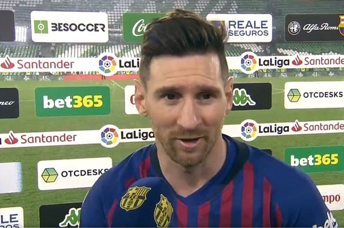 Megabintang Barcelona, Lionel Messi, menjalani sesi wawancara seusai laga Liga Spanyol melawan Real Betis di Stadion Benito Villamarin, Minggu (17/3/2019).