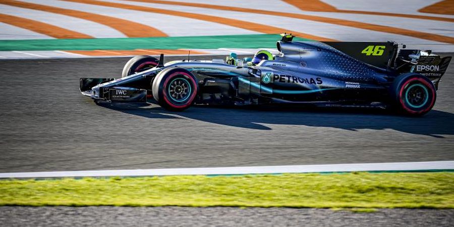 VIDEO: Valentino Rossi Jajal Kecepatan Jet Darat Mercedes di Valencia