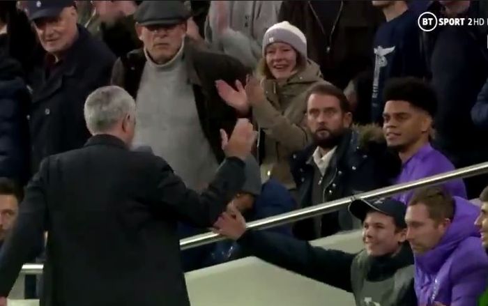 Pelatih Tottenham Hotspur, Jose Mourinho, memeluk ball boy dalam laga Grup B Liga Champions melawan Olympiacos di Tottenham Hotspur Stadium, Selasa (26/11/2019).
