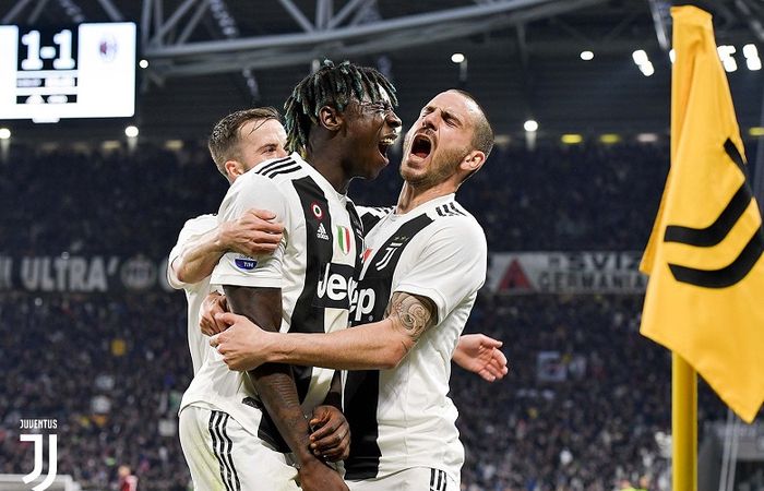 Penyerang Juventus, Moise Kean (tengah), merayakan gol yang dicetak ke gawang AC Milan dalam laga Liga Italia di Stadion Allianz, Sabtu (6/4/2019).