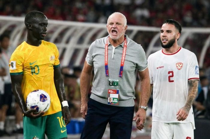 Graham Arnold (tengah) bereaksi terhadap wasit saat Australia dijamu Timnas Indonesia di Stadion Utama GBK, Jakarta, 10 September 2024, dalam Putaran Ketiga Kualifikasi Piala Dunia 2026.