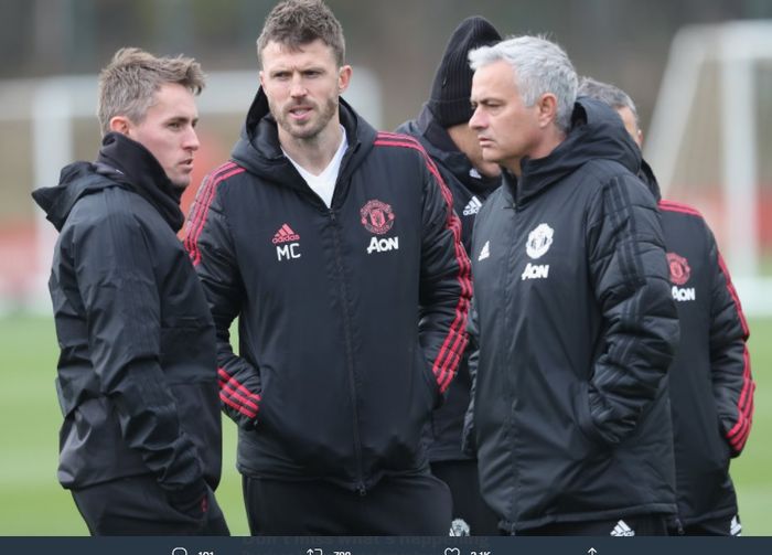 Kieran McKenna (paling kiri) saat menjadi asisten pelatih Jose Mourinho di Manchester United.