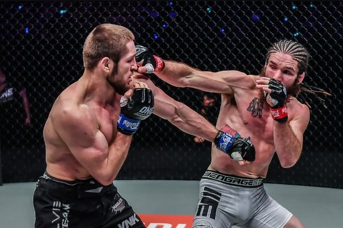 Aksi Saygid Izagakhmaev (kiri), murid eks jagoan UFC, Khabib Nurmagomedov kala melawan James Nakashima (kanan) pada ONE Championship: Heave Hitters (14/1/2022).