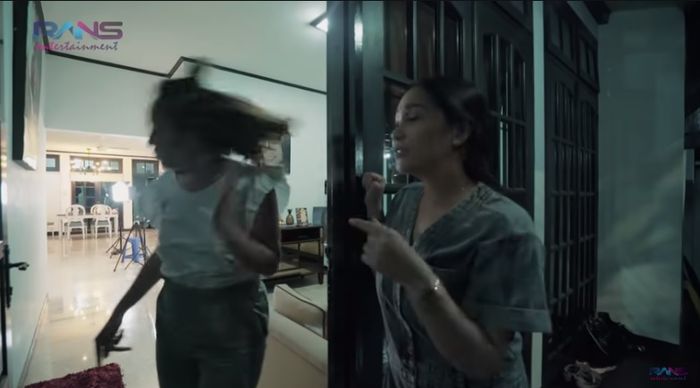 Pintu masuk rumah Ayu Dewi