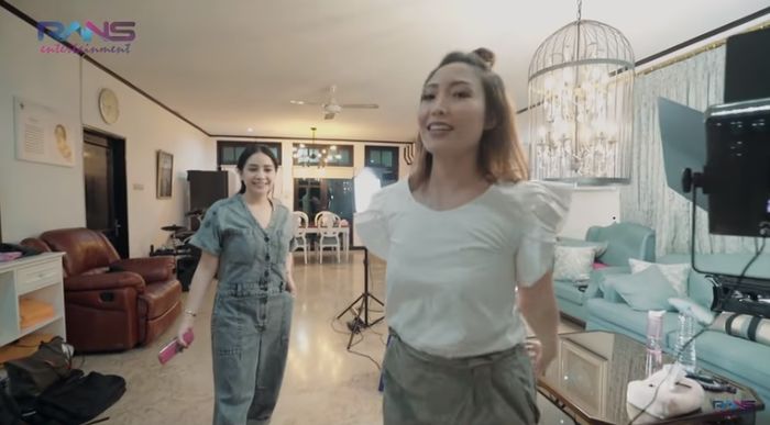 Ruang kerja Ayu Dewi