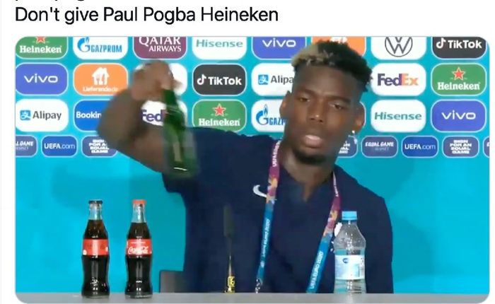 Pemain Prancis, Paul Pogba, memindahkan botol bir dari meja konferensi pers usai laga Piala Eropa 2020 kontra Jerman, Selasa (15/6/2021),