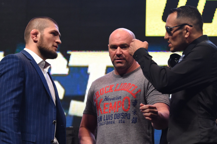 Khabib Nurmagomedov (kiri), Bos UFC, Dana White (tengah), dan jagoan kelas ringan, Tony Ferguson (kanan).