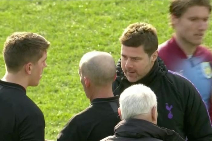 Manajer Tottenham Hotspur, Mauricio Pocchetino, melakukan protes kepada wasit Mike Dean seusai pertandingan menyusul kekalahan timnya 1-2 dari Burnley di Turf Moor.