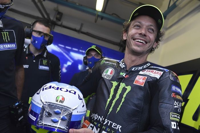 Pembalap Monster Energy Yamaha, Valentino Rossi, memamerkan helm edisi Misano menjelang sesi latihan bebas ketiga MotoGP San Marino di Sirkuit Misano, Italia, 12 September 2020.