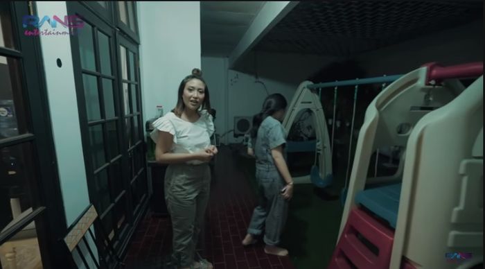 Bagian belakang rumah Ayu Dewi