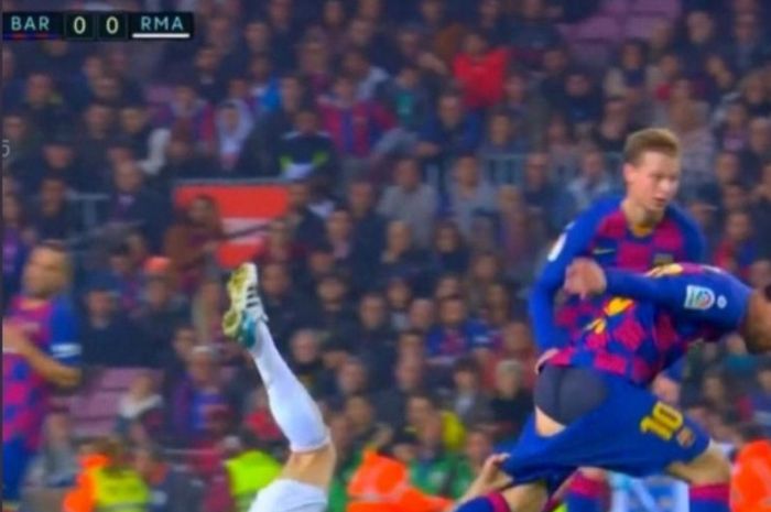 Megabintang Barceoona, Lionel Messi, coba dihentikan pemain Real Madrid dalam duel di Camp Nou pada Rabu (18/12/2019).