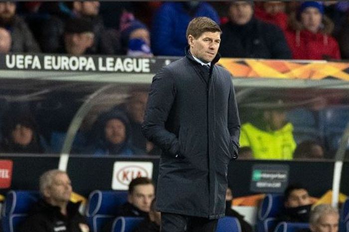 Steven Gerrard berdiri di samping lapangan saat sedang mendampingi timnya, Rangers FC, dalam laga leg pertama babak 16 besar Liga Europa melawan Bayer Leverkusen, Jumat (13/3/2020) waktu setempat.