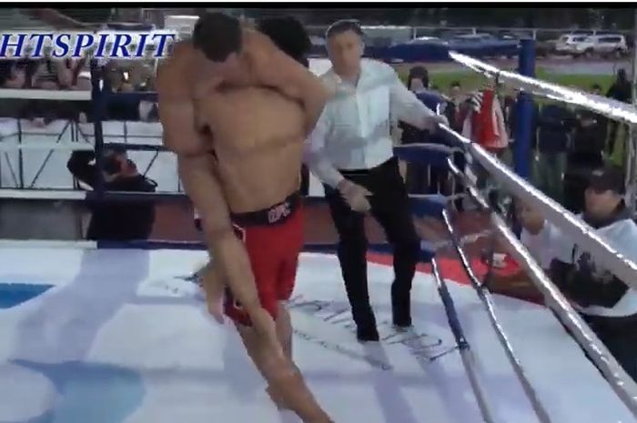 Aksi jagoan kelas ringan UFC, Islam Makhachev mengangkat lawannya, Anatoly Kormilkin dan akhirnya menang satu ronde saja ada 2 September 2012.