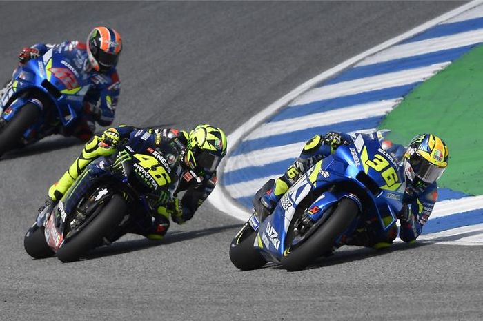 Pembalap Monster Energy Yamaha, Valentino Rossi (tengah) diapit duo pembalap Suzuki, Joan Mir (depan) dan Alex Rins (belakang).