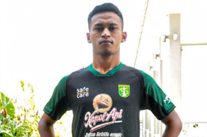 Osvaldo Haay menggunakan salah satu contoh jersey alternate atau jersey ketiga Persebaya Surabaya.