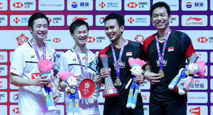 Mohammad Ahsan/Hendra Setiawan dan Hiroyuki Endo/Yuata Watanabe (Jepang) saat naik podium ganda putra BWF World Tour Finals 2019, di Tianhe Gymnasium, Guangzhou, China, Minggu (15/12/2019).