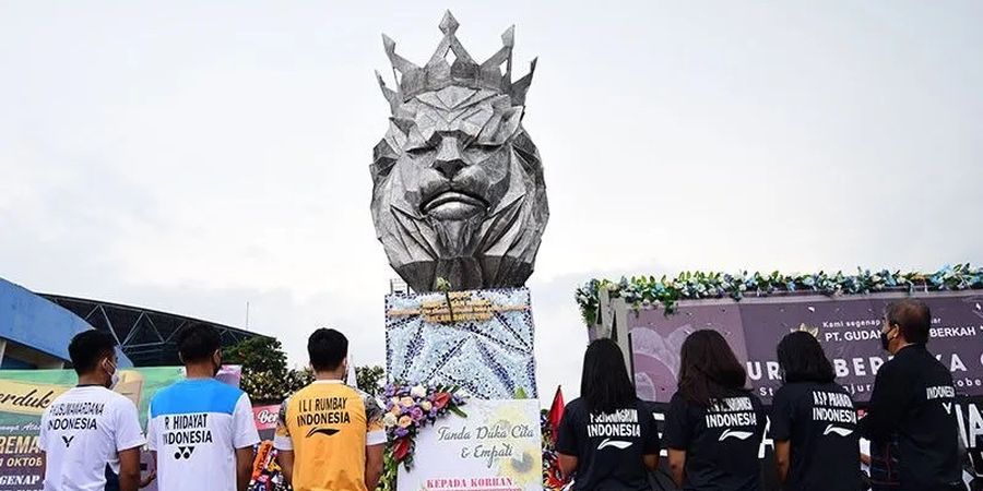 Turut Berduka Atlet Bulu Tangkis Tabur Bunga di Kanjuruhan