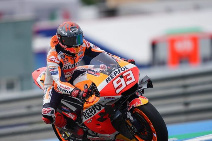 Pembalap Repsol Honda, Marc Marquez, saat tengah beraksi di tengah panasnya balapan MotoGP.