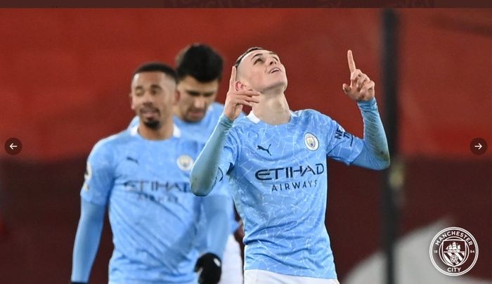 Gelandang Manchester City, Phil Foden, merayakan gol ke gawang Liverpool, Minggu (7/2/2021).
