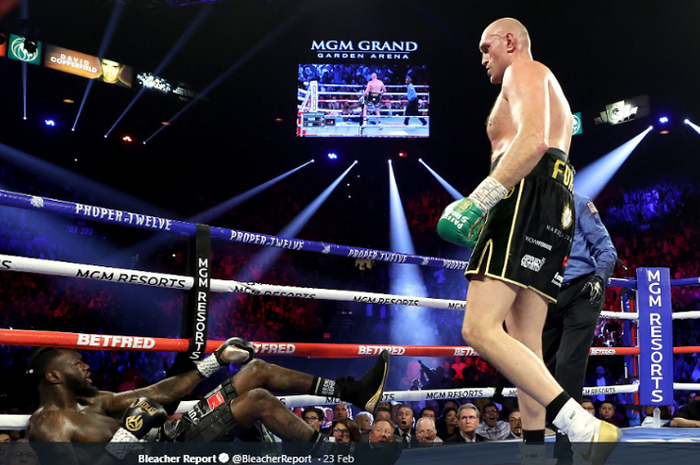 Momen Deontay Wilder tersungkur usai menerima pukulan dari Tyson Fury dalam duel ulang di MGM Grand Arena, Las Vegas, Nevada, AS, Minggu (23/2/2020).