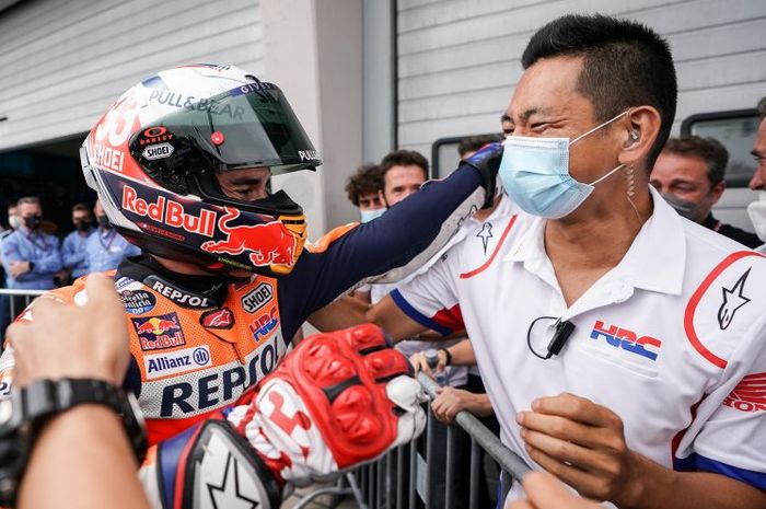 Pembalap MotoGP dari tim Repsol Honda, Marc Marquez, dan Manajer Teknis HRC, Takeo Yokoyama.