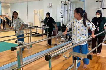 Bercanda Tarik Kursi Hingga Jatuh, Artis Cilik Ini Alami Tulang Pinggul Retak Sampai Sulit Jalan
