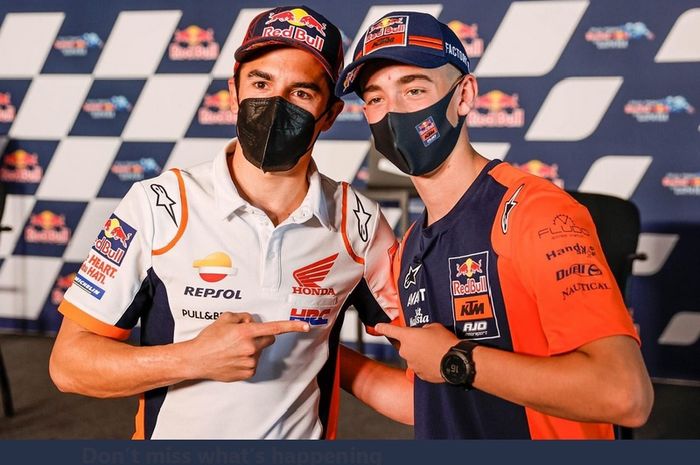 (ki-ka) Marc Marquez (Repsol Honda, MotoGP) dan Pedro Acosta (Red Bull KTM Ajo, Moto3 saat hadir dalam konferensi pers pra MotoGP Spanyol 2021, di Sirkuit Jerez.