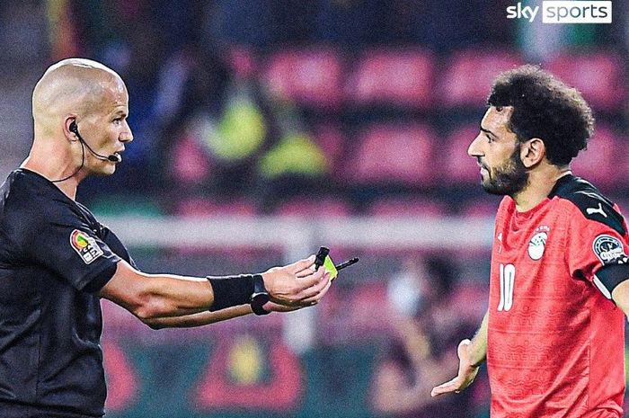 Wasit final Piala Afrika 2021, Victor Gomes, buka suara soal momen dirinya menyuruh Mohamed Salah mengambil alih tugasnya sebagai pengadil lapangan. 