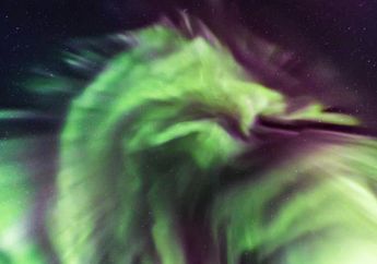 Aurora Berbentuk Naga Terbentang Indah Hiasi Langit Islandia