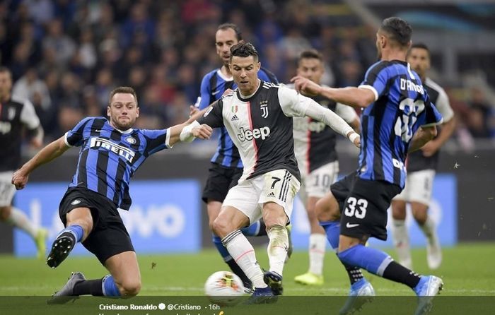 Cristiano Ronaldo dikepung dua pemain Inter Milan, Stefan de Vrij dan Danilo D'Ambrosio, dalam laga pekan ketujuh Liga Italia di Stadion Giuseppe Meazza, Minggu (6/10/2019).